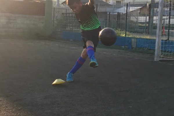 118615923 3238371952909055 1766197810529694433 o 600x400 - しっかりとボールの中心をミートすることと足の形を自分で意識しながら蹴る練習を楽しみにながらしました！